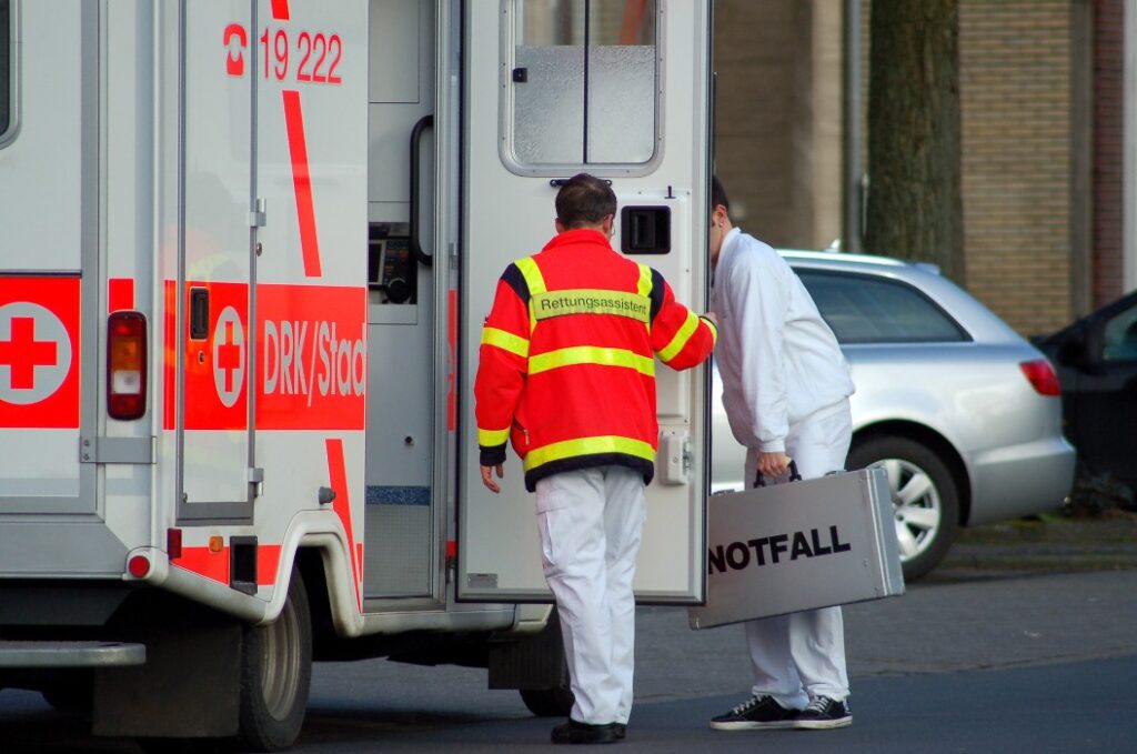 rettungssanitäter und einsatzfahrzeug