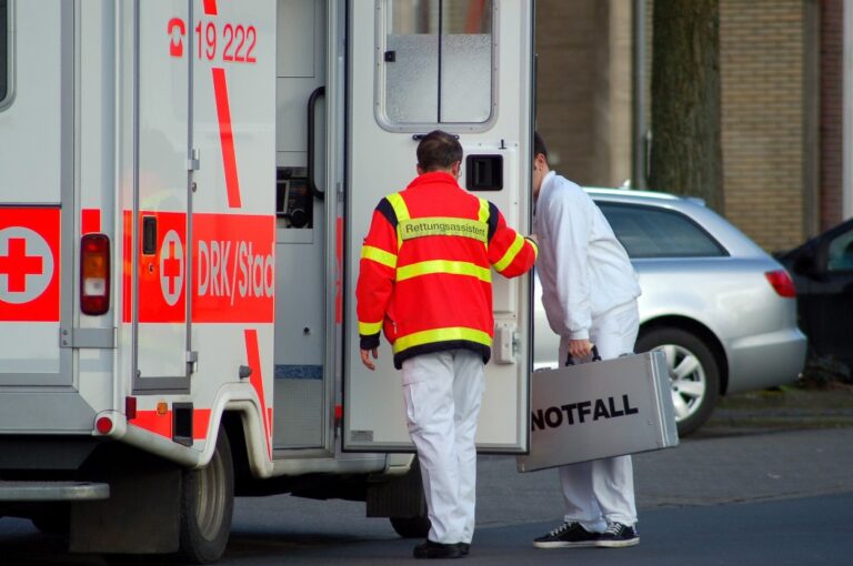 rettungssanitäter und einsatzfahrzeug