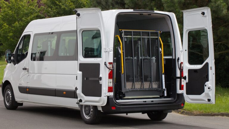 Eingeklappter Rollstuhllift eines Kleinbusses zum Transport behinderter Menschen